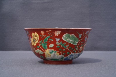 Een Chinese falancai kom met koraalrode fondkleur, Yongzheng merk en mogelijk periode